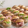 Bandeja de mini brioches variados