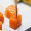 Brocheta de salmón ahumado y salsa de miel