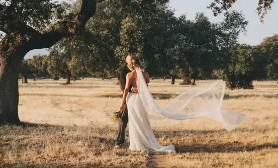 Pareja de novios en un paisaje veraniego