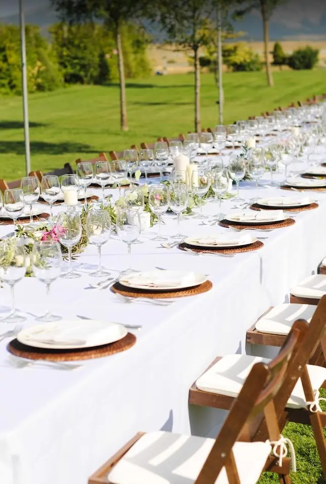 Mesa larga con mantel blanco