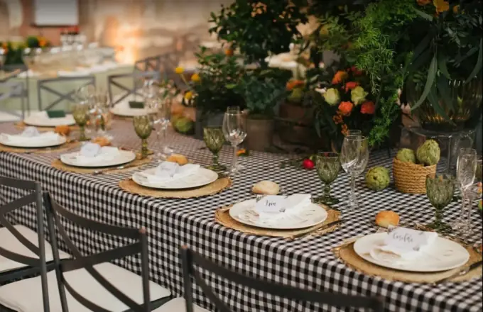Mesa con mantel de cuadros y decoración floral