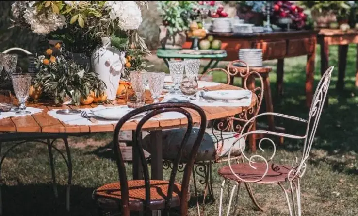 Sillas de hierro bien decoradas en una mesa de boda llena de flores