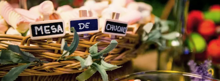Candybar de primera comunión con cesta de nubes, cartel de mesa de chuches y cuenco de huevos fritos de gominola