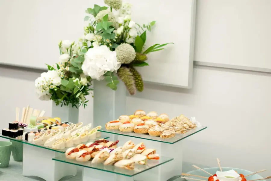 Mesa de oficina con aperitivos