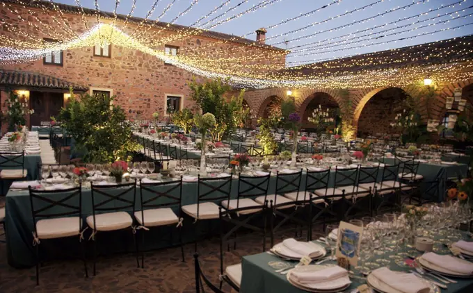 Exterior de una boda decorada con luces colgantes