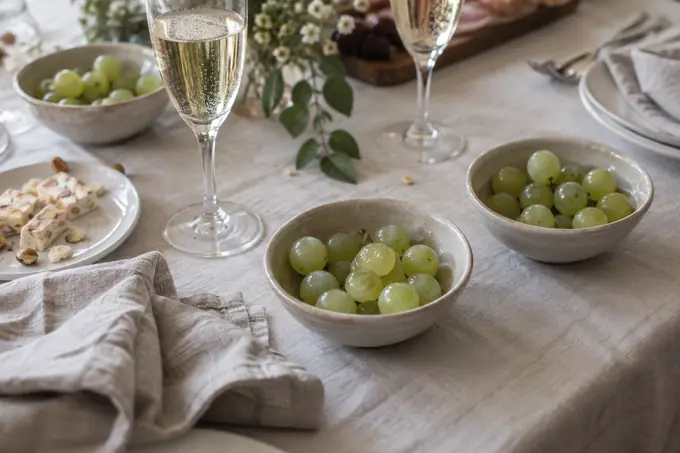 Cuencos individuales con las doce uvas junto a copas de cava para las campanadas
