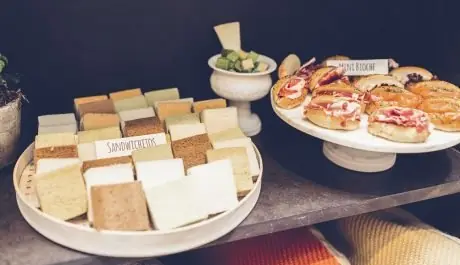 Coffee break con bandeja de sandwichitos de colores y mini brioche de jamón ibérico y de salmón con carteles
