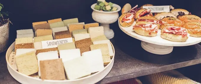 Coffee break con bandeja de sandwichitos de colores y mini brioches de jamón ibérico y de salmón