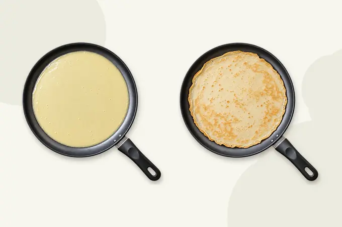 Sartén con la masa recién vertida y sartén con el crepe ya dorado