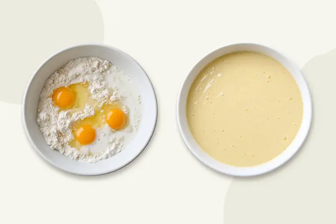 Bol con harina y huevos y bol con la masa de crepes ya batida