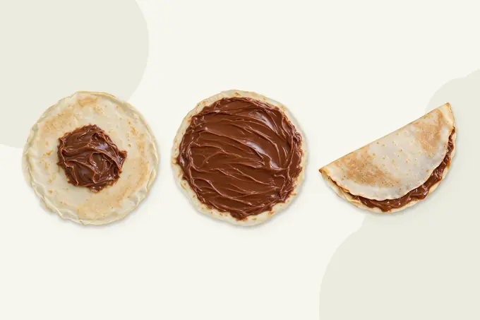 Crepe con una cucharada de crema de cacao, crepe untado y crepe doblado por la mitad