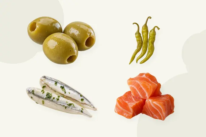Aceitunas verdes, piparras, boquerones en vinagre y dados de salmón ahumado sobre un mantel de lino