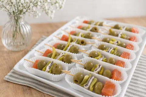 Bandeja de gildas de boquerón, piparra, aceituna y salmón ahumado en cápsulas de papel