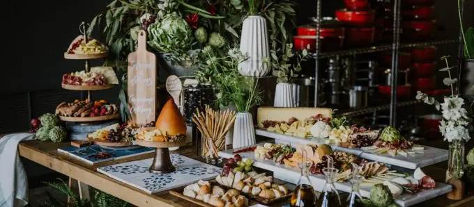 Mesa con bandejas de aperitivos