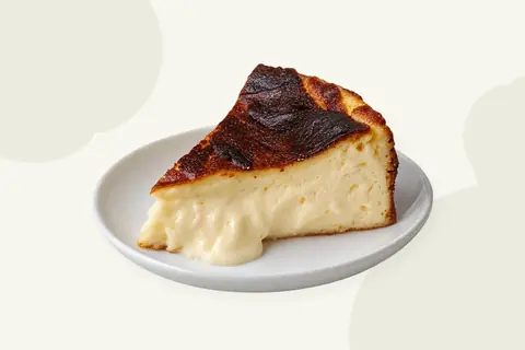 Porción de tarta de queso al horno con la superficie tostada y el interior cremoso