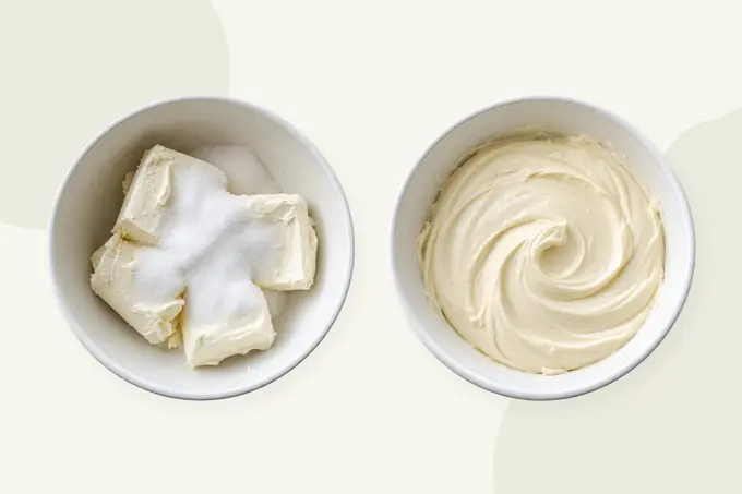 Bol con queso crema y azúcar y bol con la crema de la tarta ya batida