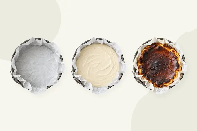 Molde con papel de horno arrugado vacío, con la mezcla y con la tarta ya horneada