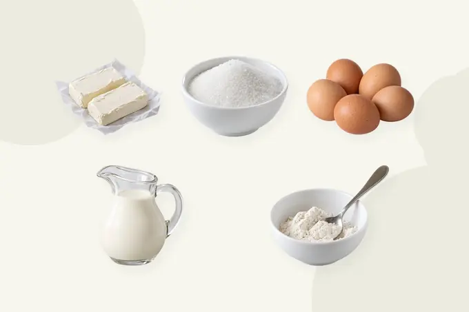 Queso crema, azúcar, huevos, nata y harina para la tarta de queso