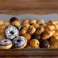 Bandeja de mini bollería variada con croissants, mini muffins, donuts y palmeritas para desayunos de empresa