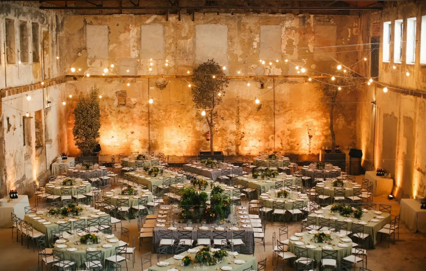  Vista general de un salón de boda muy amplio con las mesas preparadas